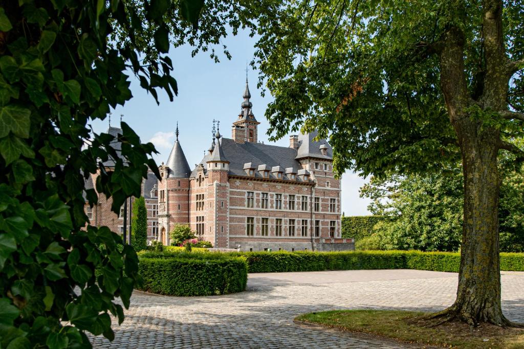 Van Ordingen Castle: Where to Stay in Belgian Limburg