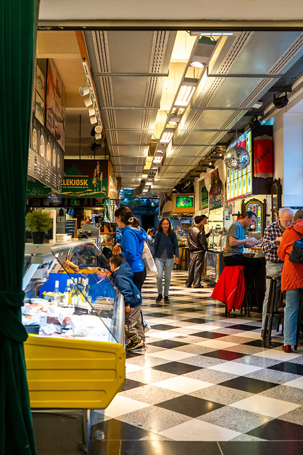 Een kijkje nemen binnen in de Freiburg Markthalle