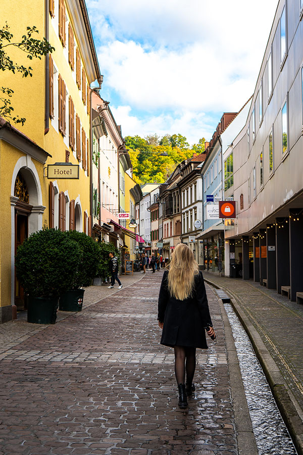 Wandelen langs de Bächle in Freiburg