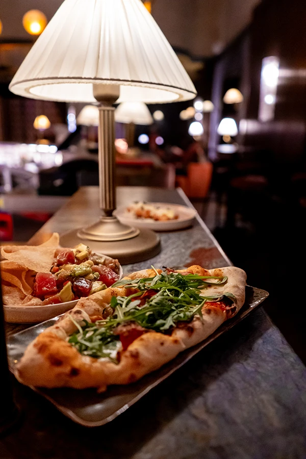 Hedwig's Stradom House cocktailbar waar je ook een hapje kunt eten
