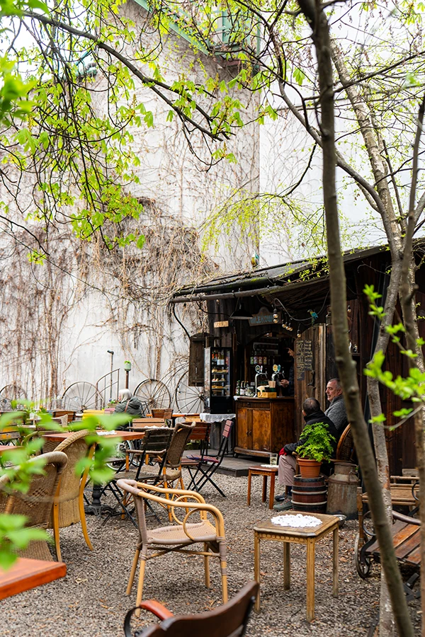 De gezellige biertuin van Mleczarnia Ogródek in Kazimierz