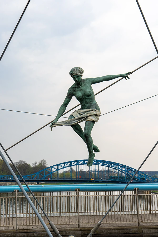 De bekende beelden die hangen aan de Father Bernatek-brug