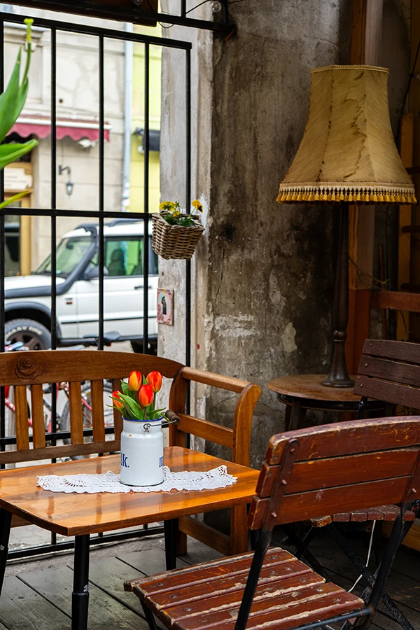 Een knus hoekje in de biertuin van Mleczarnia Ogródek in Kazimierz