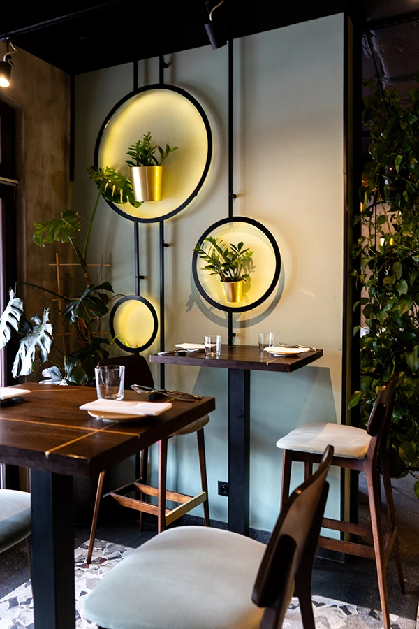 Sfeervol interieur van Folga restaurant in Kazimierz, Krakau