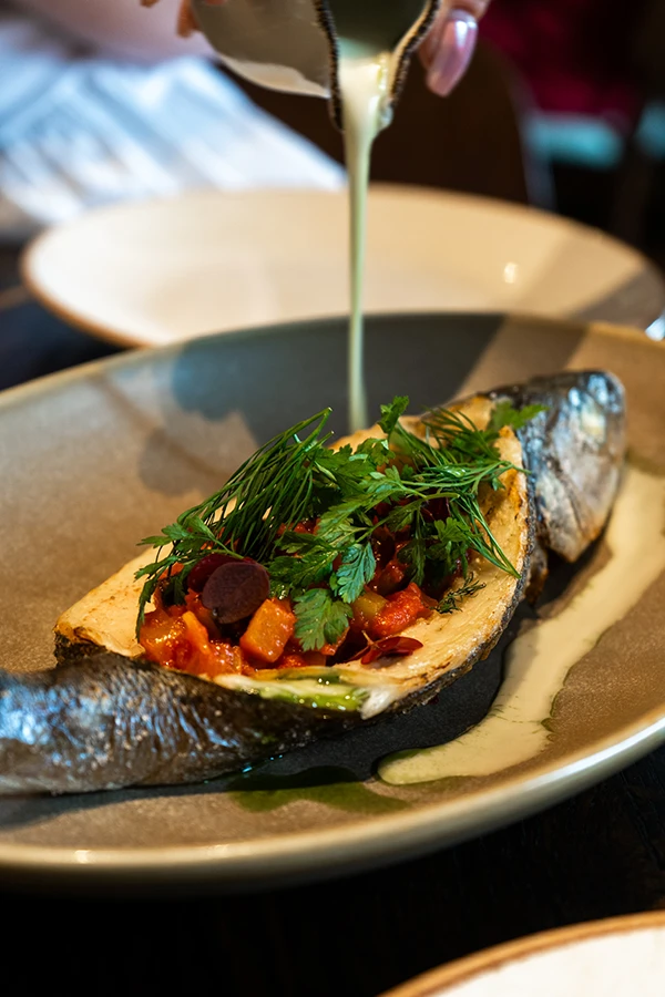 Visgerecht op tafel bij restaurant Folga in Kazimierz, Krakau