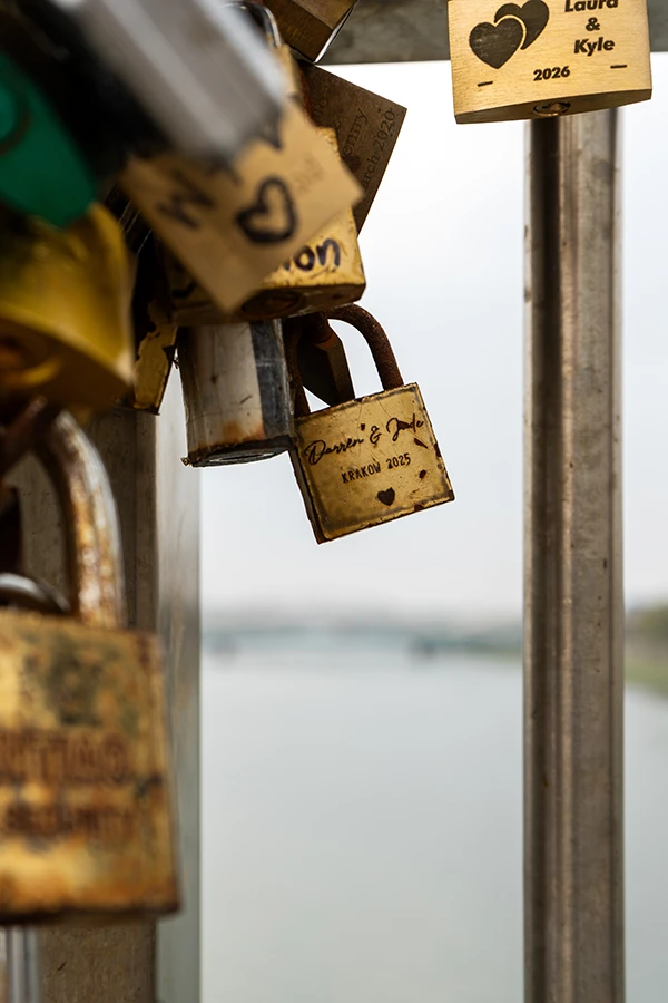 Een hangslot aan de Father Bernatek-brug