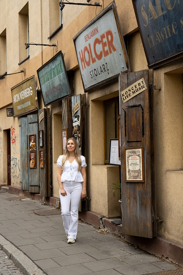 Straat in Kazimierz (Krakau) bij Once Upon a Time, met Naomi op de foto