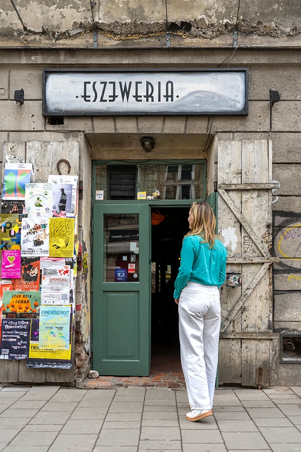 Ingang van koffietentje Eszeweria in Kazimierz, Krakau