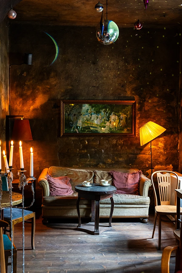 Sfeervol interieur van koffietentje Eszeweria in Kazimierz (Krakau)