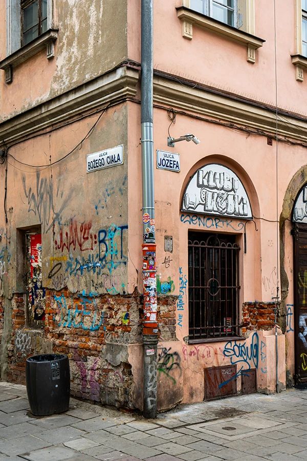 Straatbeeld van Kazimierz in Krakau, overal zie je graffiti