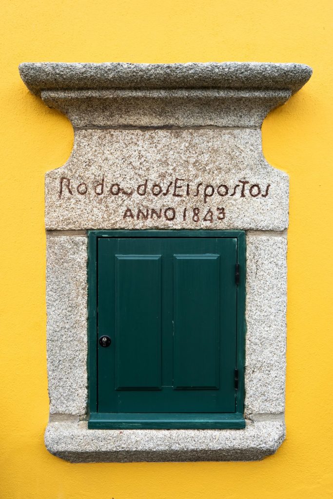 historical details roundtrip portugal interior