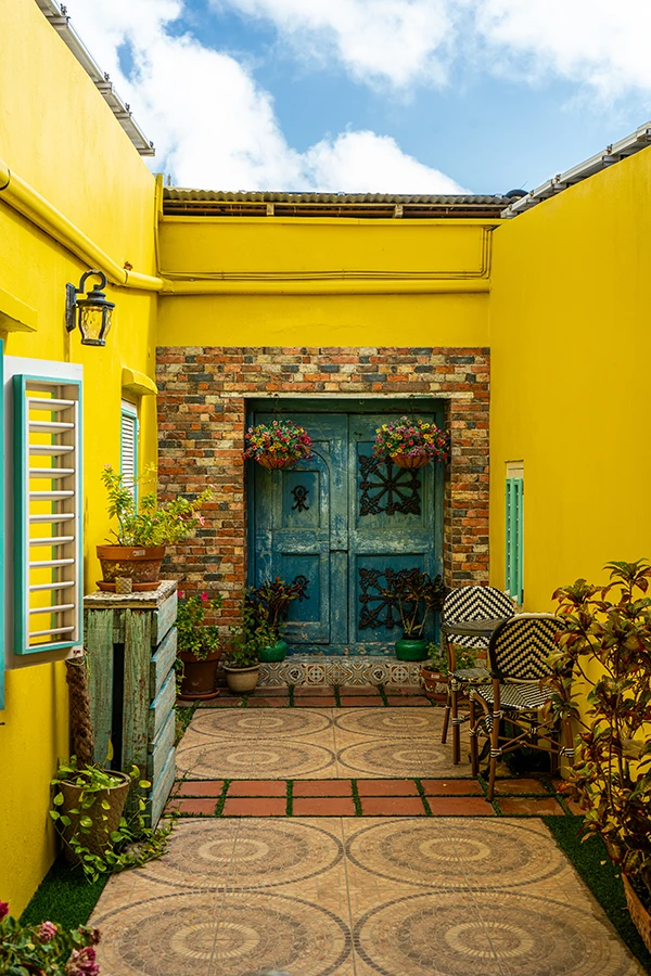 The courtyard at Experience Cafe Aruba in Oranjestad