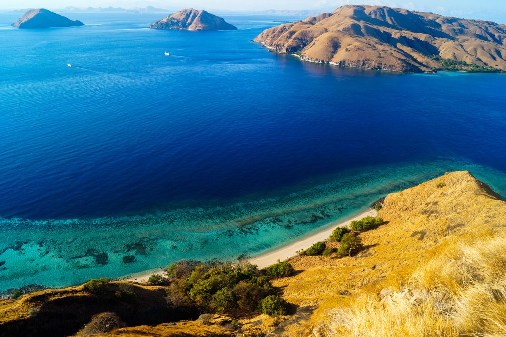 Travel Tips for Indonesia: Discover Indonesia’s islands, such as the Komodo Islands, on a boat trip from Lombok or Flores