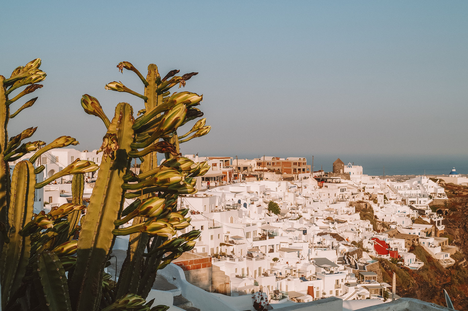 Een prachtig uitzicht over het dorp Fira op Santorini, de beste reistips voor Santorini, Griekenland