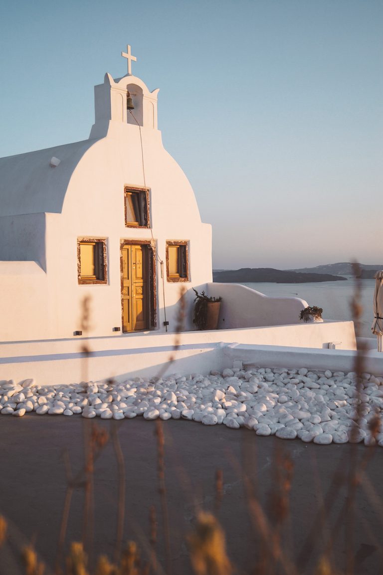Het dorp Oía bezoeken op het eiland Santorini tijdens zonsondergang