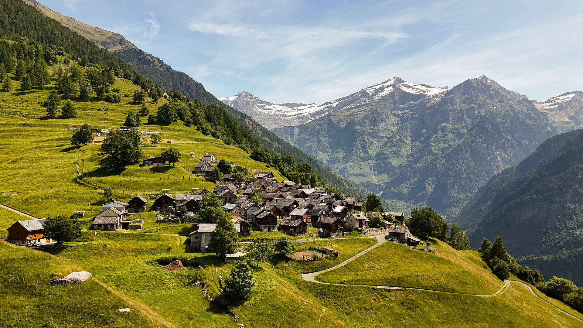 The breathtaking view of the village of Dagro in the Swiss mountains, the best travel tips for Switzerland from Travander.