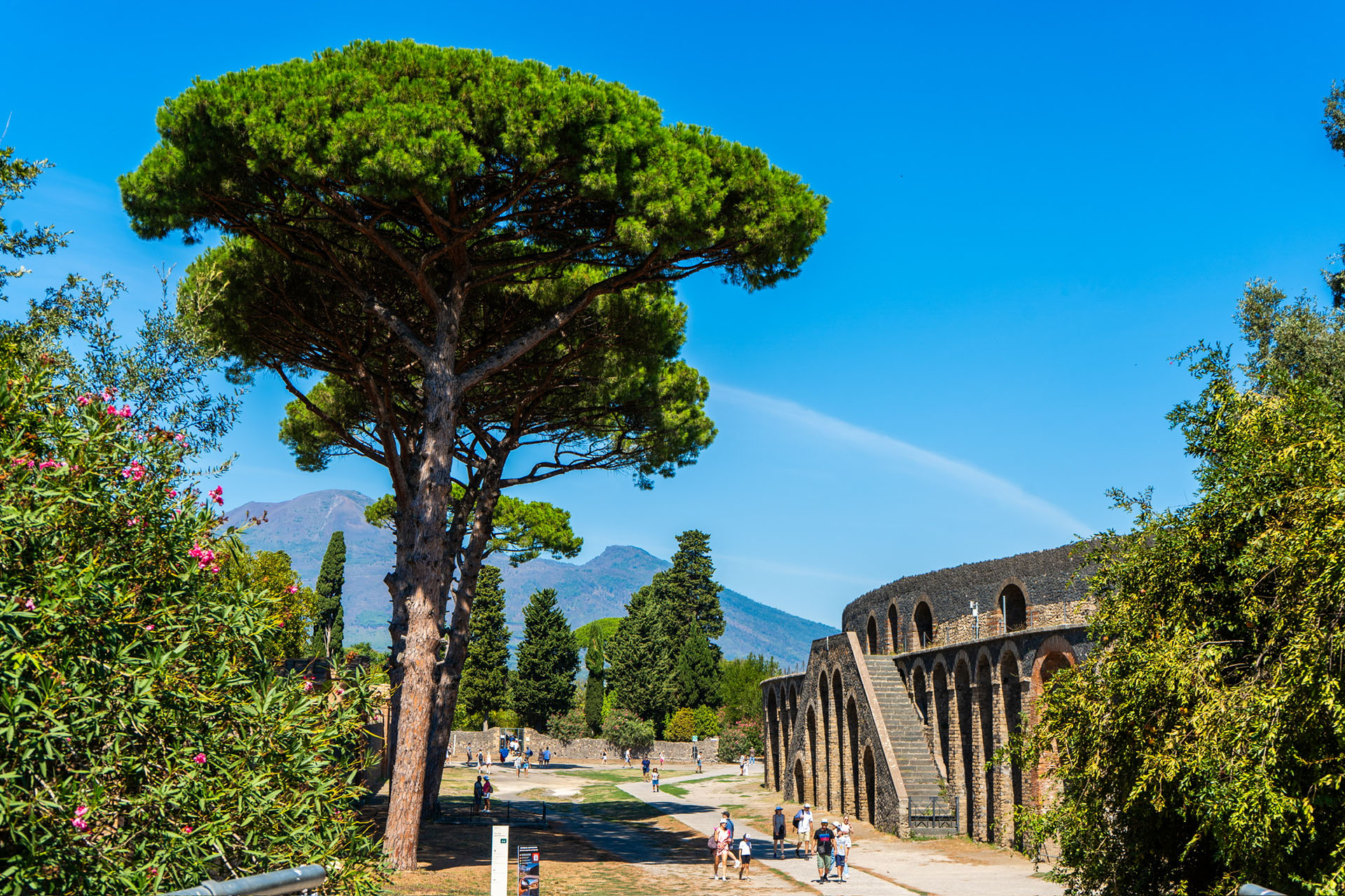 Tips for a visit to Pompeii at the foot of Mount Vesuvius, a day trip from Naples